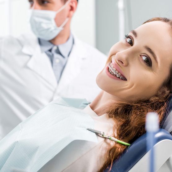 Mujer en ortodoncia